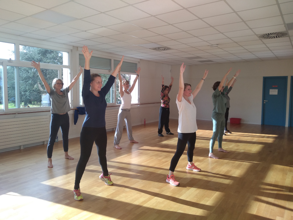Cours de CardioDANSE au Studio 32, groupe en mouvement